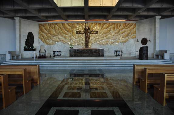 A bela capela sob a Cruz do Milênio, em La Serena, no Chile
